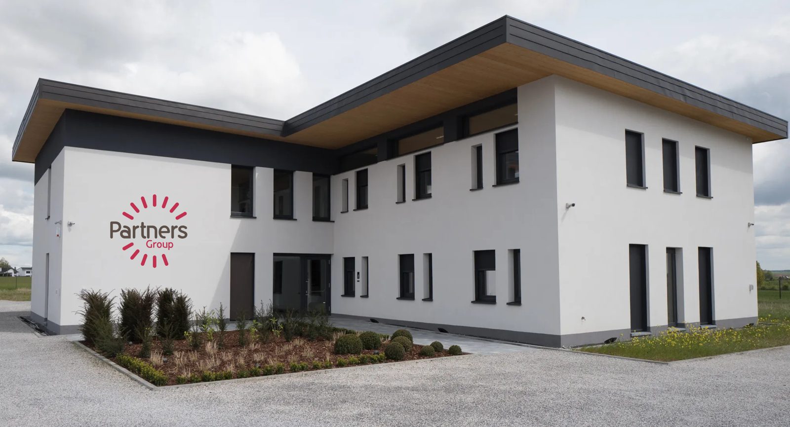 Bâtiment Partners House à Tarcienne, le long de la N5, avec son parking