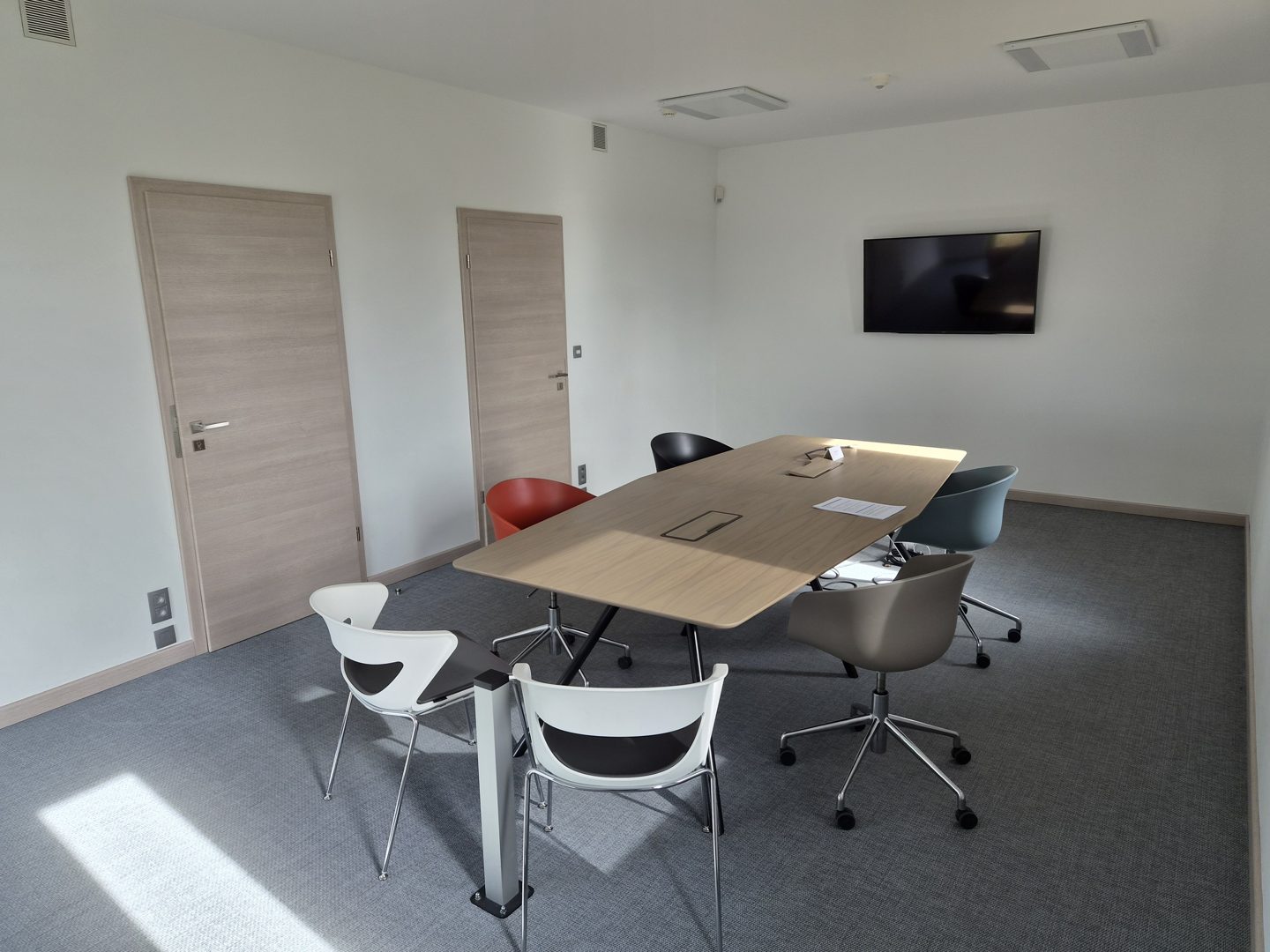 Salle de réunion pour 6 personnes avec table et télévision, à Tarcienne